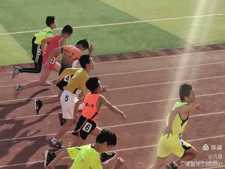 体育新闻：女子足球队培训中健儿大显身手的简单介绍