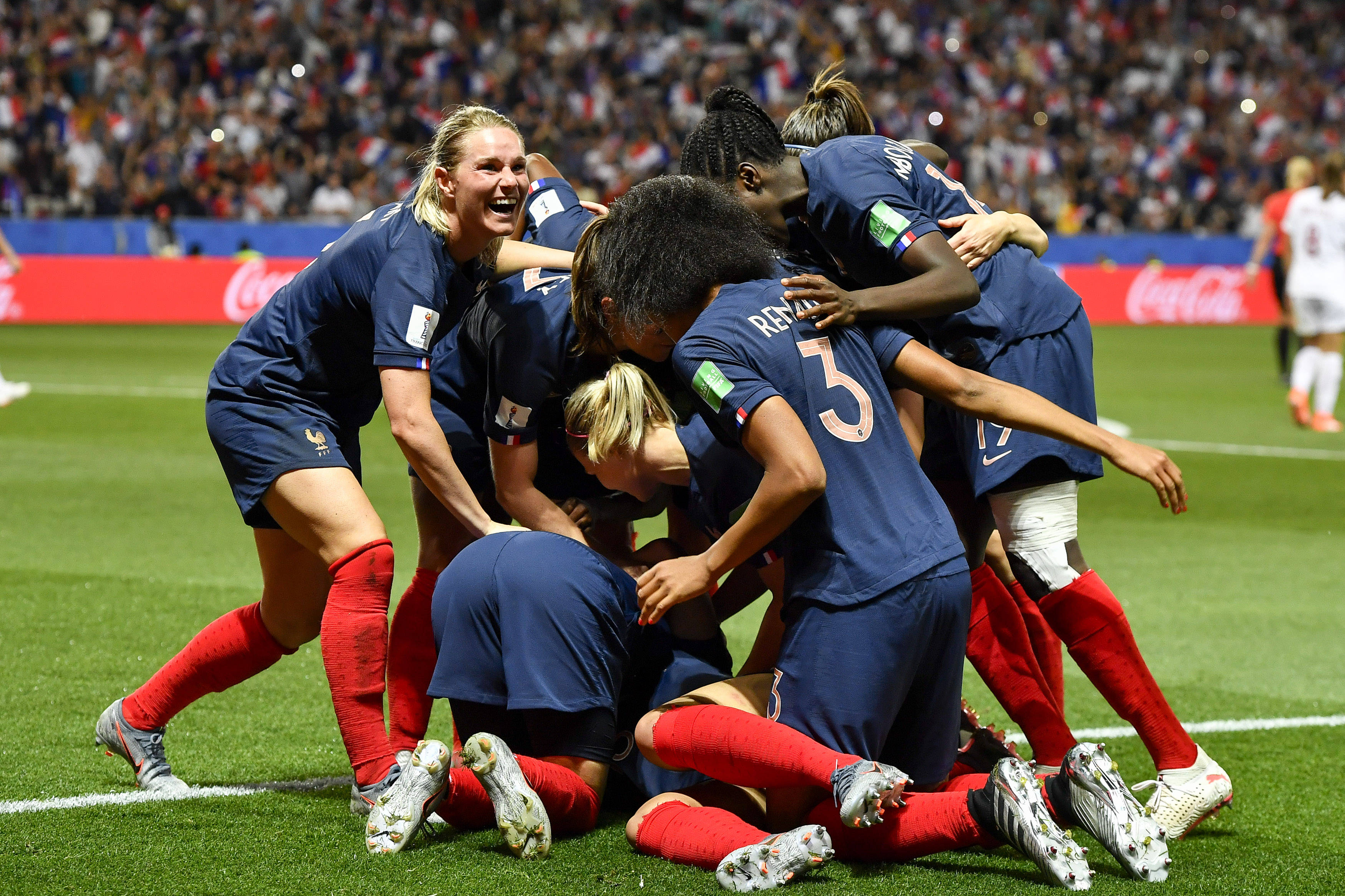 法国女足队员在本土比赛中获得佳绩