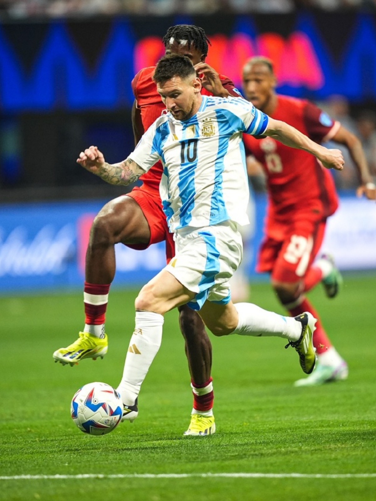 梅西助攻带领巴塞罗那逆转胜