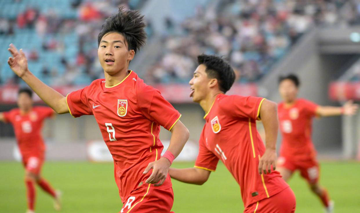 国内足球联赛中强队争霸，比拼激烈