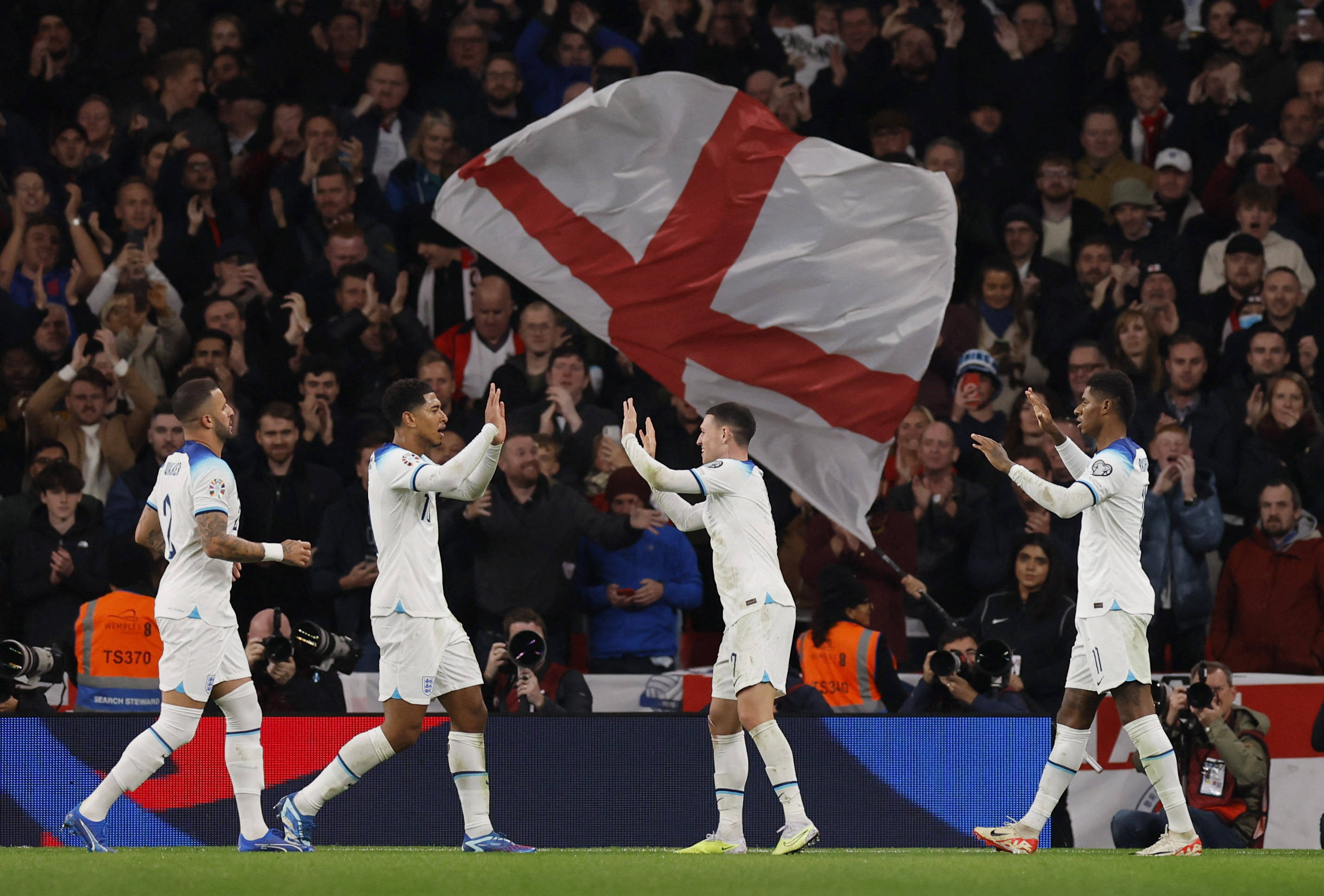 英格兰队轻取日本队，王皓状态火热的简单介绍