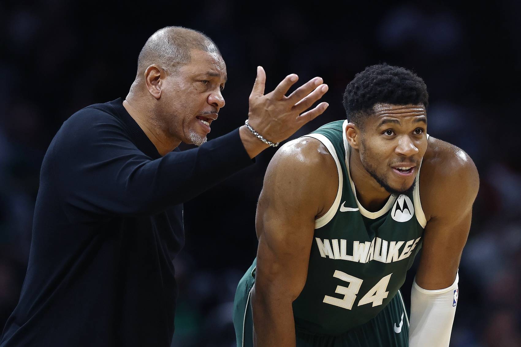 雄鹿逆转灰熊，范弗利特带队取胜