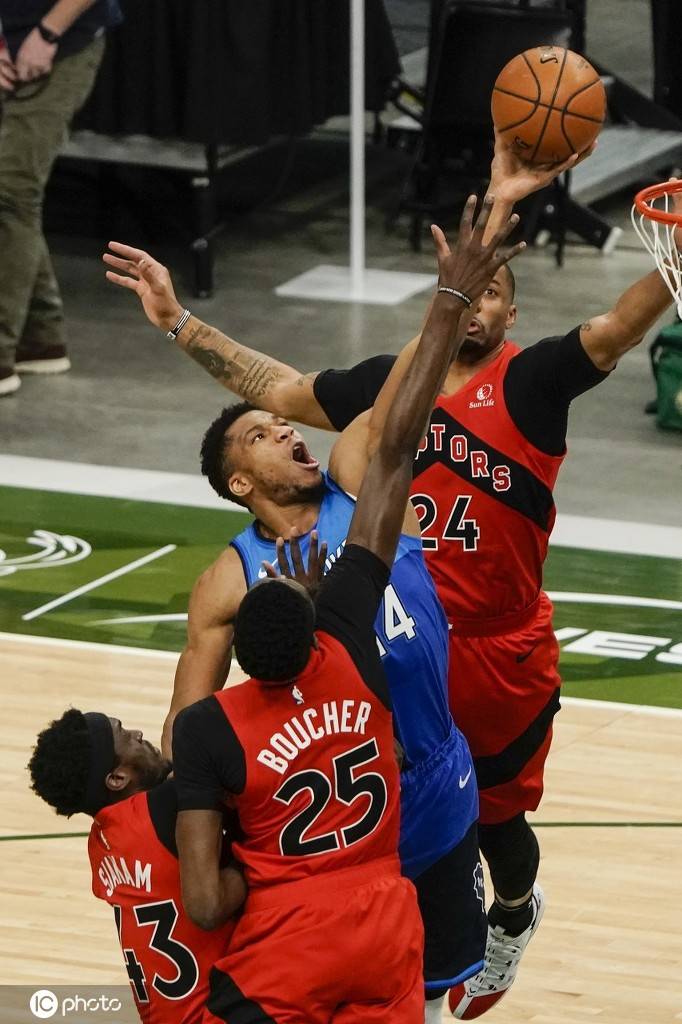 雄鹿逆转灰熊，范弗利特带队取胜