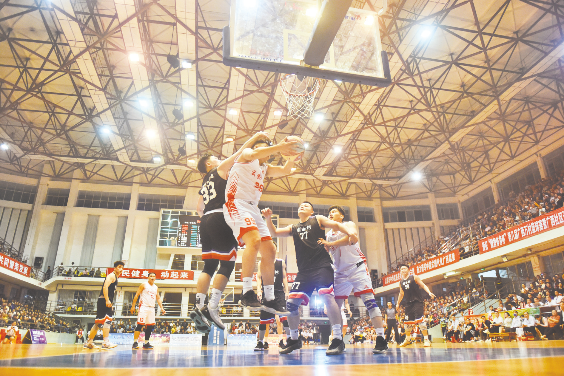 球队在赛场上展现出无穷活力的简单介绍