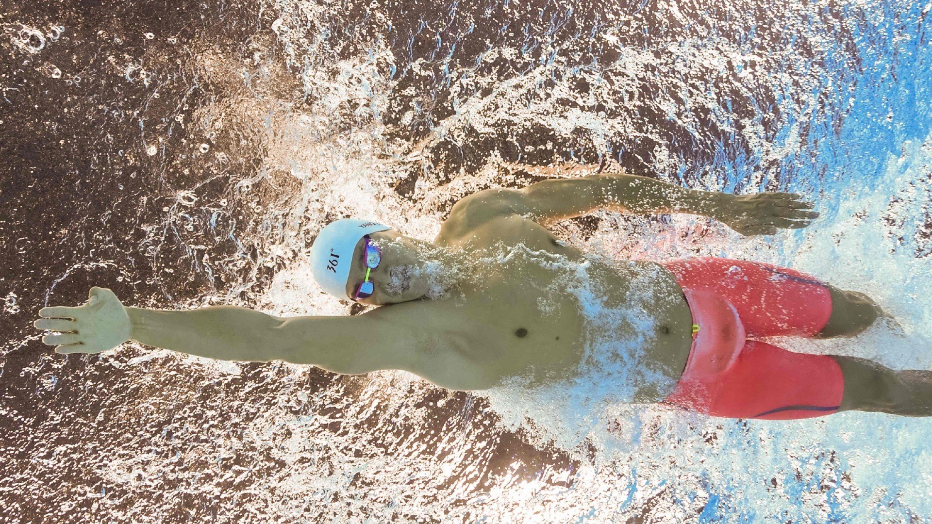 英超争冠焦点战风云突变,波兰射手绝杀比利亚雷亚尔引发蝴蝶效应